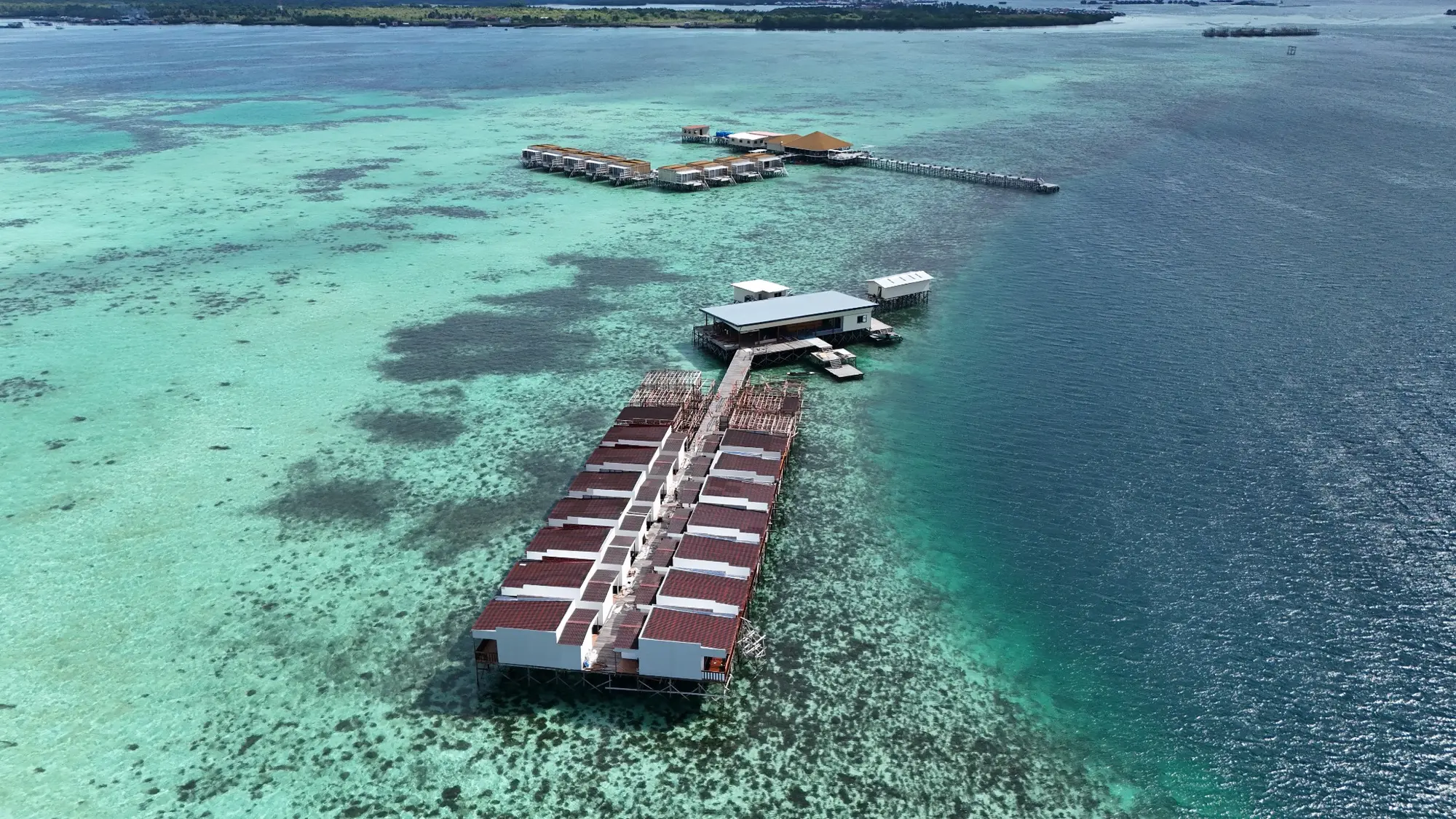 Pemandangan udara resort atas air di perairan Semporna, Sabah